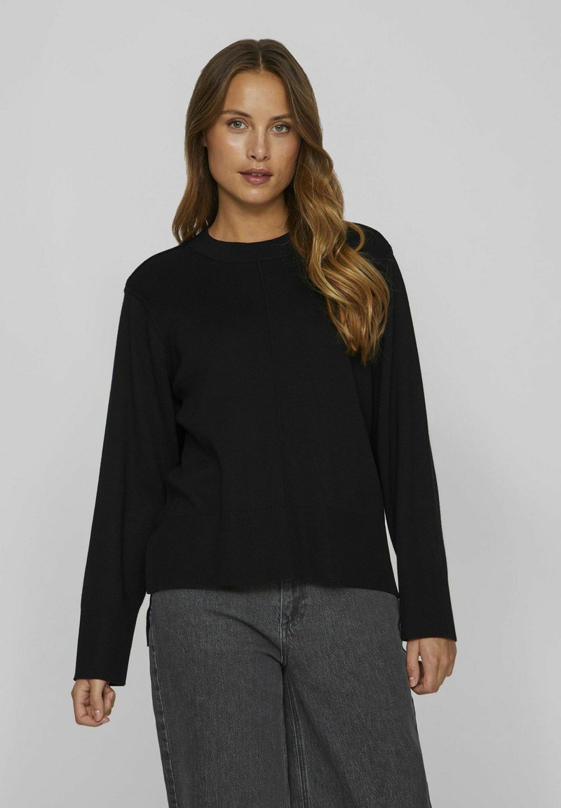 Sweatshirt en tricot noir avec des manches longues, un col rond et une coupe décontractée. Présente un ourlet et des poignets côtelés, une texture lisse et des détails de couture minimaux.