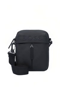 Sort nylon skulderveske med preget "BOSS"-logo, glidelåslukking og justerbar stropp. Har et elegant kvadratisk design og slitesterk tekstur.