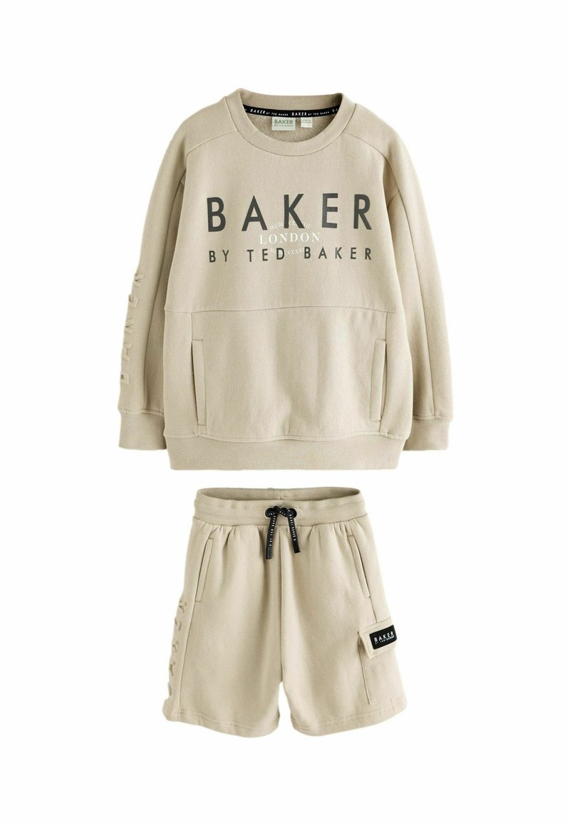 Sudadera de algodón beige con gráfico de "BAKER", mangas con puños y bolsillos frontales, combinada con pantalones cortos a juego que tienen bolsillos laterales y cordón.