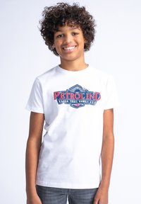 Weißes Baumwoll-T-Shirt mit einem blauen und roten Grafikdruck, auf dem der Text "PETROL IND" und "KAHULUI TRAIL HAWAII, U.S.A." steht.