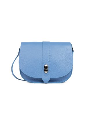 Hellblaues Leder-Crossbody-Bag mit Klappenverschluss, ausgestattet mit silbernen Hardware-Details und einem Schultergurt. Glatte Textur, rechteckige Form.