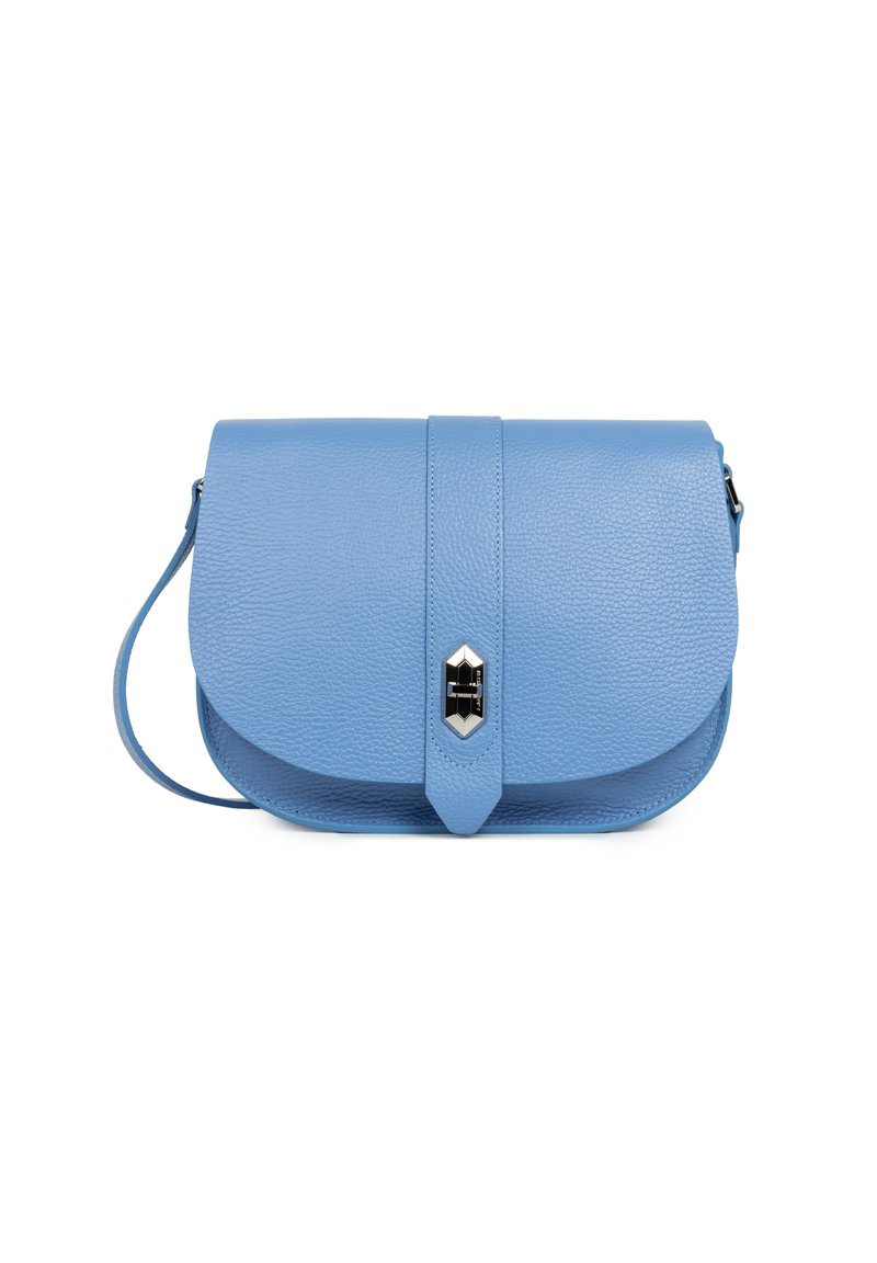 Hellblaues Leder-Crossbody-Bag mit Klappenverschluss, ausgestattet mit silbernen Hardware-Details und einem Schultergurt. Glatte Textur, rechteckige Form.