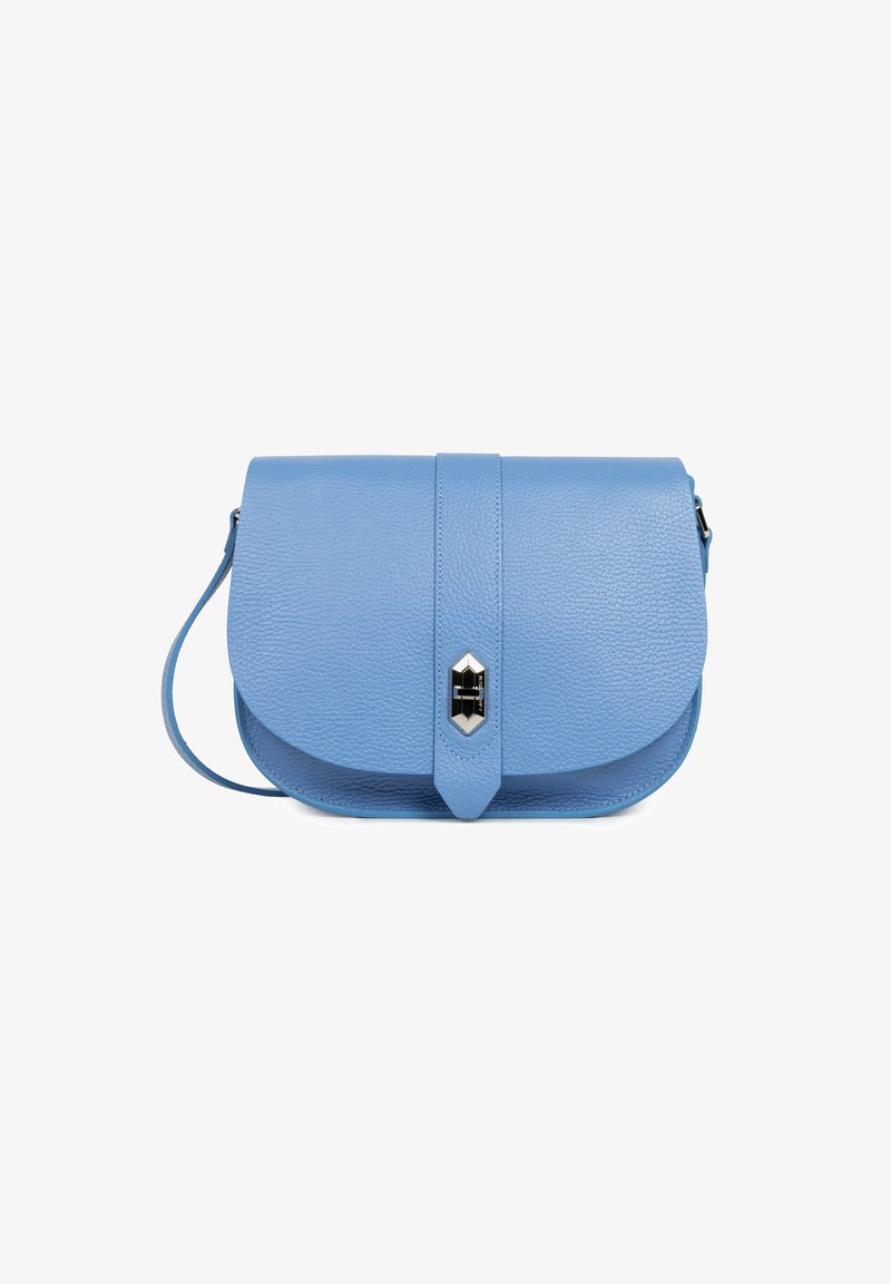 Hellblaues Leder-Crossbody-Bag mit Klappenverschluss, ausgestattet mit silbernen Hardware-Details und einem Schultergurt. Glatte Textur, rechteckige Form.