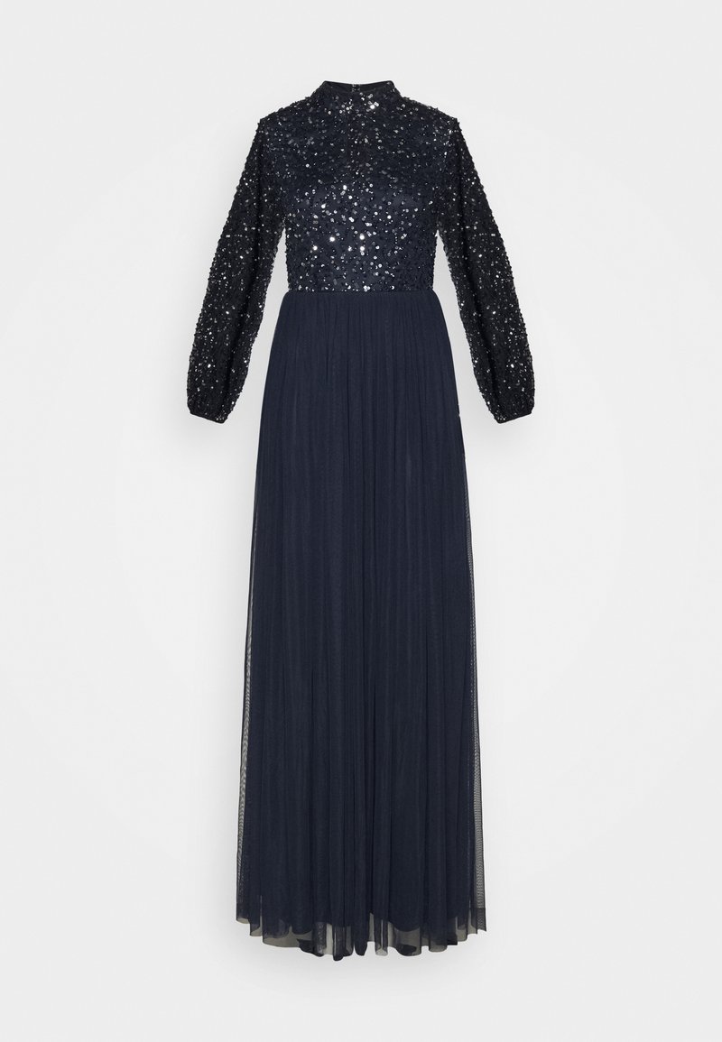 Vestido largo azul marino con un cuerpo de lentejuelas, mangas largas con volumen y una falda plisada fluida, confeccionado en una tela ligera.