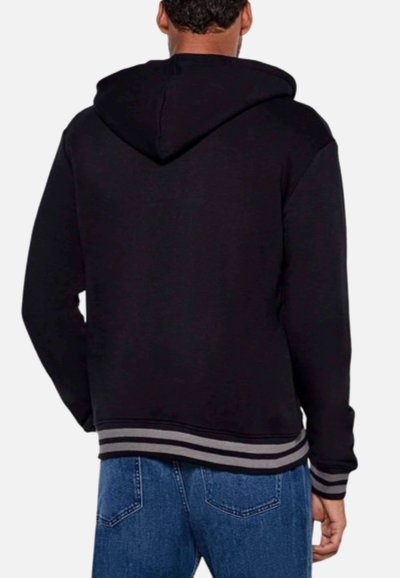 Felpa nera con cappuccio e cordino, con orlo e polsini a strisce grigie in contrasto. Tessuto morbido, maniche lunghe e vestibilità comoda.