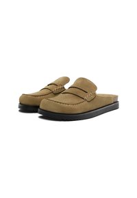 Loafers din suede maro, tip slip-on, cu vârf rotunjit, având accente cusute și o talpă din cauciuc negru pentru aderență.