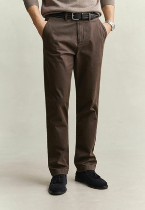 GANT, REG CLASSIC CHINOS - Broek - shadow brown