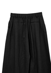 Pantaloni in lino neri con un design a gamba larga, caratterizzati da una vita arricciata e quattro tasche. Tessuto testurizzato con una leggera lucentezza.