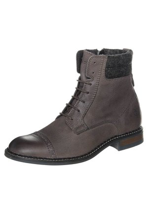 Botte en cuir marron foncé pour homme à lacets, avec bout cap, semelle cousue, col en tissu rembourré et petit talon.