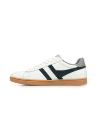 Sneaker bianca con strisce in suede blu, tallone grigio e suola in gomma. Presenta un design con lacci e una tomaia in pelle liscia.