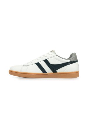 Sneaker bianca con strisce in suede blu, tallone grigio e suola in gomma. Presenta un design con lacci e una tomaia in pelle liscia.