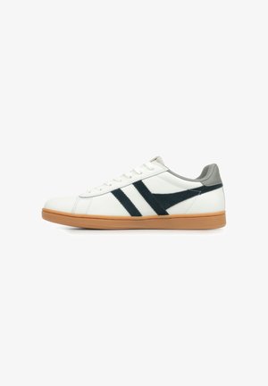 Witte sneaker met marineblauwe suede strepen, grijze hieltab en een gumrubberen zool. Heeft een vetersluiting en een bovenwerk van soepel leer.