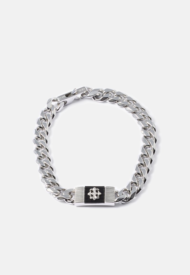 Bracciale in argento con maglie spesse, caratterizzato da una piastrina decorativa rettangolare in nero e argento con un piccolo emblema a forma di fiore.