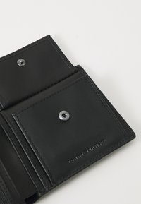 Sort læderpung med trykknaplukning, der har tre kortlommer og præget branding. Glat overflade og ren syning hele vejen igennem.