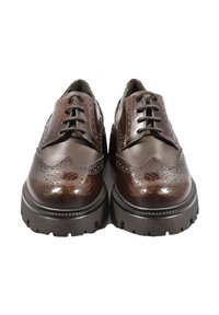 Scarpe in pelle marrone con design brogue, caratterizzate da dettagli perforati e suola nera spessa per una maggiore aderenza. Lacci inclusi.