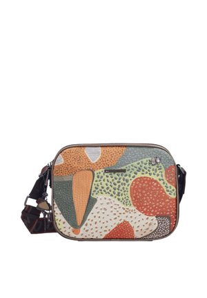 Borsa a tracolla rettangolare con motivo patchwork astratto e colorato in tonalità di arancione, verde, bianco e marrone e tracolla scura rimovibile.