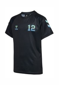 Zwart sportshirt gemaakt van gladde stof, met een lichtblauw nummer "12" en logo op de voorkant, en lichtblauwe accenten op de mouwen.