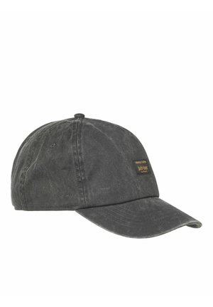 Casquette de baseball noire usée avec une visière incurvée et une petite étiquette en tissu rectangulaire sur le devant.