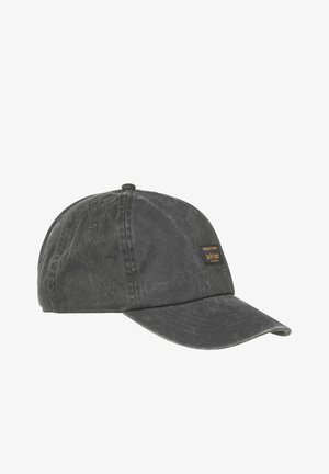 Casquette de baseball noire usée avec une visière incurvée et une petite étiquette en tissu rectangulaire sur le devant.