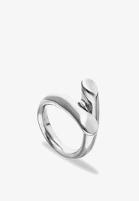 Anillo de plata con un diseño liso y minimalista que presenta dos extremos redondeados que se superponen parcialmente en un estilo abierto y ajustable.