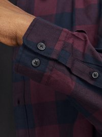 Geklede blouse met een donkerblauw en bordeauxrood ruitpatroon, van katoen, met een ronde kraag en zwarte knopen op de manchetten.
