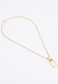 Collana con finitura dorata che presenta un pendente piatto e rettangolare. La catena è texture con piccoli anelli, aggiungendo un sottile interesse visivo.