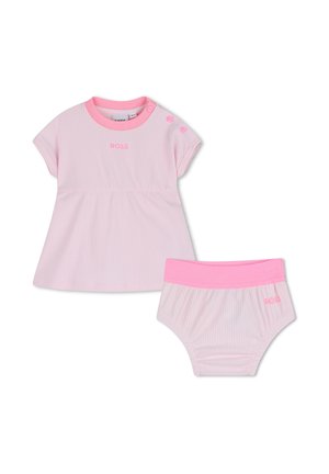 Roze gestreepte jurk met korte mouwen en knoopdetails, gecombineerd met bijpassende gestreepte bloomer met een roze tailleband en logo.