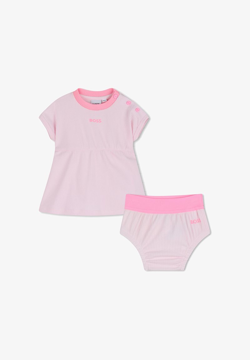 Robe rayée rose à manches courtes avec des accents de boutons, assortie à un bloomer rayé avec une ceinture rose et un logo.