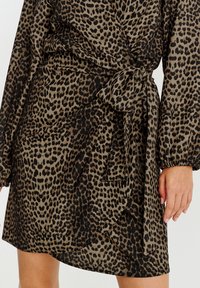 NAOKO MULTIWAY MINI LEOPARD  - Denní šaty - brown