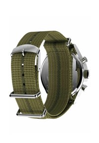 Correa de reloj de tela verde con un acabado texturizado, herrajes metálicos plateados y una caja circular. Presenta una hebilla y varios agujeros de ajuste.