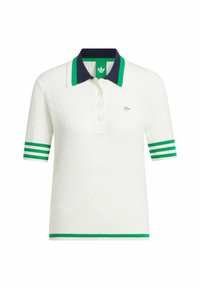 Hvit polo skjorte med teksturert stoff, marineblå og grønnstripet krage og ermekanter, tre-knaps placket, og liten grønn logo på brystet.