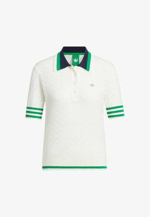 Valkoinen poolopaita, jossa on tekstuuripinta, navysiniset ja vihreät raidat kauluksessa ja hihansuissa, kolmen napin pääntie ja pieni vihreä logo rinnassa.