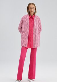 Touché Privé GINGHAM  - Rövid kabát - pink
