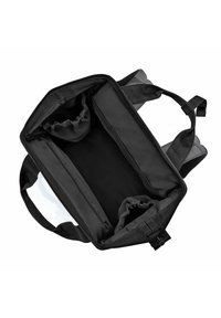 Bolsa de tela negra con un interior espacioso que incluye un bolsillo con cremallera y compartimentos con cordón para una mejor organización. Exterior texturizado con asas resistentes.
