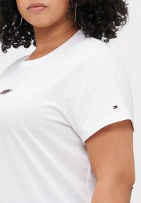 Tommy Hilfiger Curve CLASSIC SCRIPT TEE - T-shirt con stampa - ecru