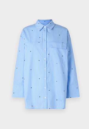 Sinine triibuline särk pikkade varrukate ja nööpidega esiosaga, rinnatasku ning hajusalt paiknevad mustad geomeetrilised mustrid.