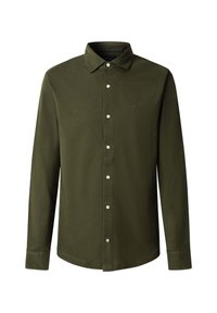 Camisa de manga larga verde oliva con cuello de botón, botones en la parte delantera y un pequeño logo en el pecho. Textura de tela suave.