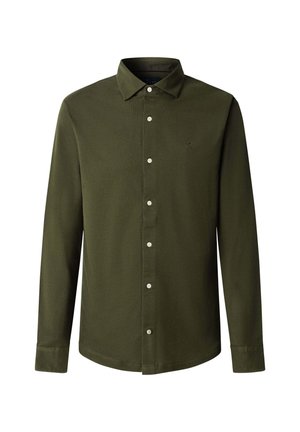 Camisa de manga larga verde oliva con cuello de botón, botones en la parte delantera y un pequeño logo en el pecho. Textura de tela suave.
