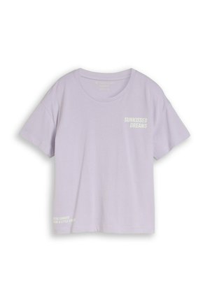 Hellviolettes T-Shirt mit kurzen Ärmeln und rundem Ausschnitt mit weißem Schriftzug „SUNKISSED DREAMS“ auf der Brust und kleinem Text nahe dem Saum.