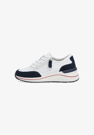 Witte en marineblauwe sneaker met geperforeerd leer, rits aan de zijkant, vetersluiting aan de voorkant en dikke zool met rood streepdetail.