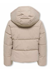 Giacca imbottita beige con trapuntatura orizzontale e cappuccio attaccato, vista da dietro su sfondo bianco.