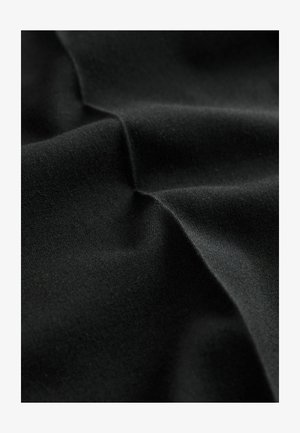 Fekete szövet sima textúrával, puha redőkkel és matt felülettel. Az anyag enyhe nyújtást mutat és minimális fényvisszaverődést.