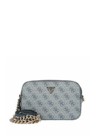 Petit sac bandoulière rectangulaire bleu à motifs avec une chaîne argentée et une plaque logo triangulaire à l'avant.