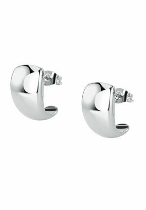 Coppia di orecchini a bottone a mezzo cerchio in argento lucido con superfici lisce e arrotondate e chiusure a farfalla su sfondo bianco.