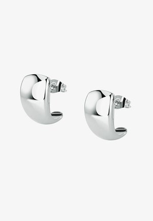 Coppia di orecchini a bottone a mezzo cerchio in argento lucido con superfici lisce e arrotondate e chiusure a farfalla su sfondo bianco.