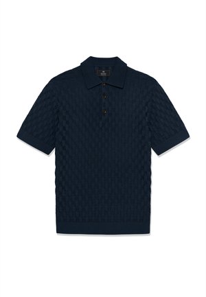 Polo de manga corta azul marino con patrón de tejido ajedrez texturizado y tres botones marrones en la tapeta frontal.
