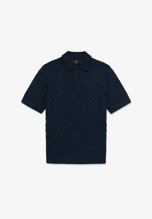 Polo de manga corta azul marino con patrón de tejido ajedrez texturizado y tres botones marrones en la tapeta frontal.