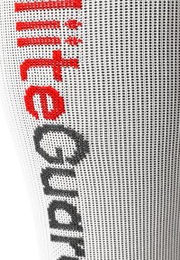Weißer Socken mit strukturiertem Strickdesign. Mit rotem und schwarzem Text, der den Markennamen und Grafiken auf der Stoffoberfläche hervorhebt.