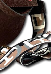 Bruine leren strap met een gestructureerde afwerking, vergezeld van een gestreepte stoffen band met geometrische ontwerpen in bruin, grijs en zwart.