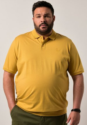 Korte mouwen polo in mosterdgeel, gemaakt van zacht materiaal, met een drieknops sluiting en een subtiele geborduurde logo op de borst.